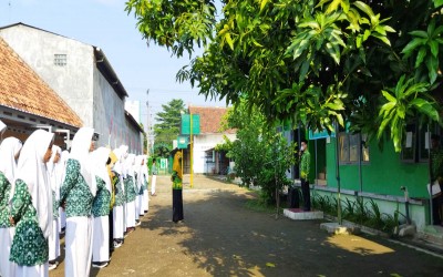 Upacara Peringatan Hari Guru Nasional ke-76 di MTs Ma'arif NU Buaran